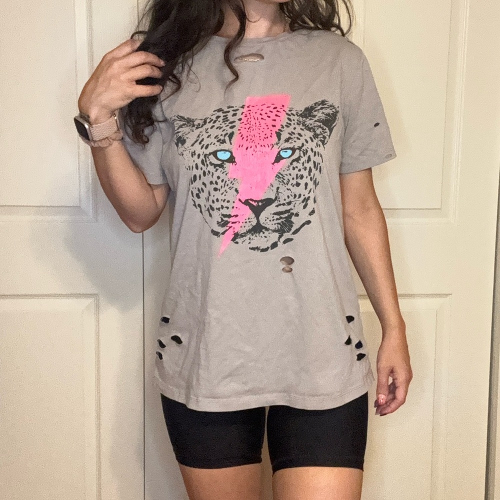 Trendy oversized destroyed t shirt cheetah lightening
